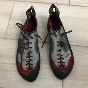 La sportiva climbing shoes. Size 40. (Women’s 8.5). Good condition